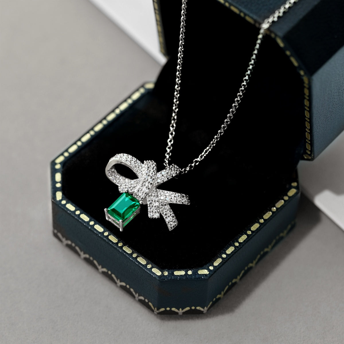 [Royal Jewellery]Luxurious Flower Shape Emerald Cut Necklace