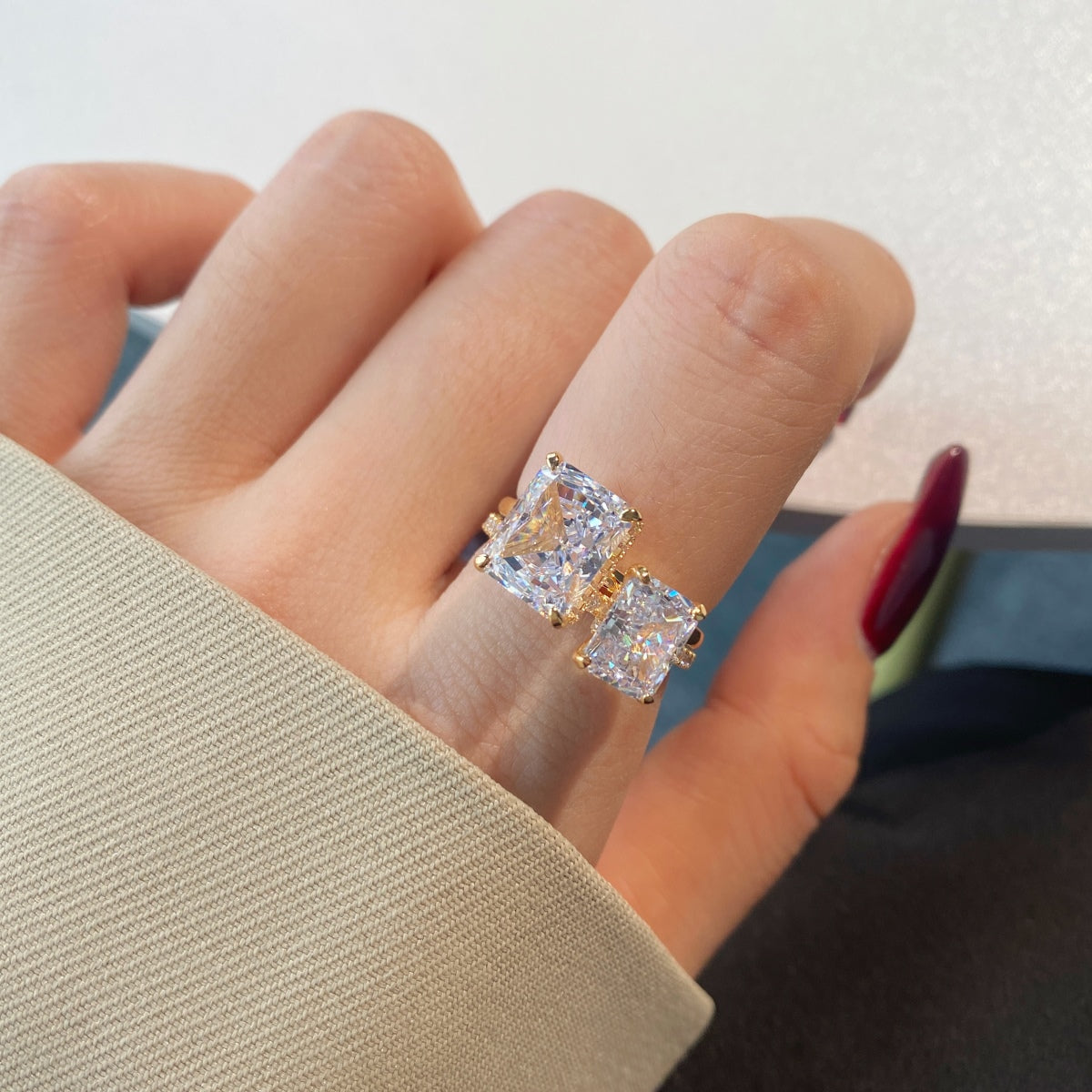 [Royal Jewellery]4.0 Carat Ornate Enchanting Radiand Cut Banquet Ring