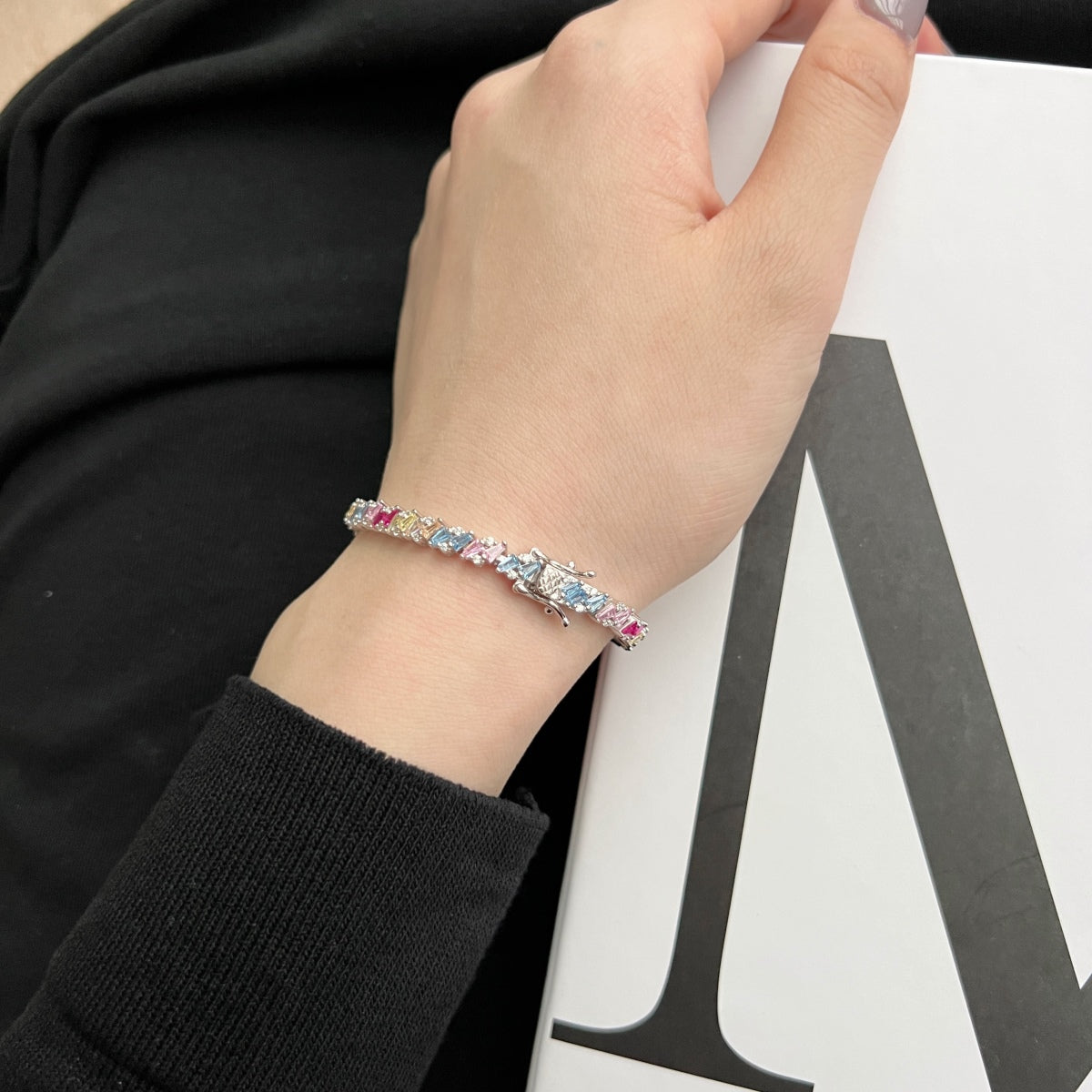 [Royal Jewellery]Ornate Sparkling Multi Cut Party Bracelet