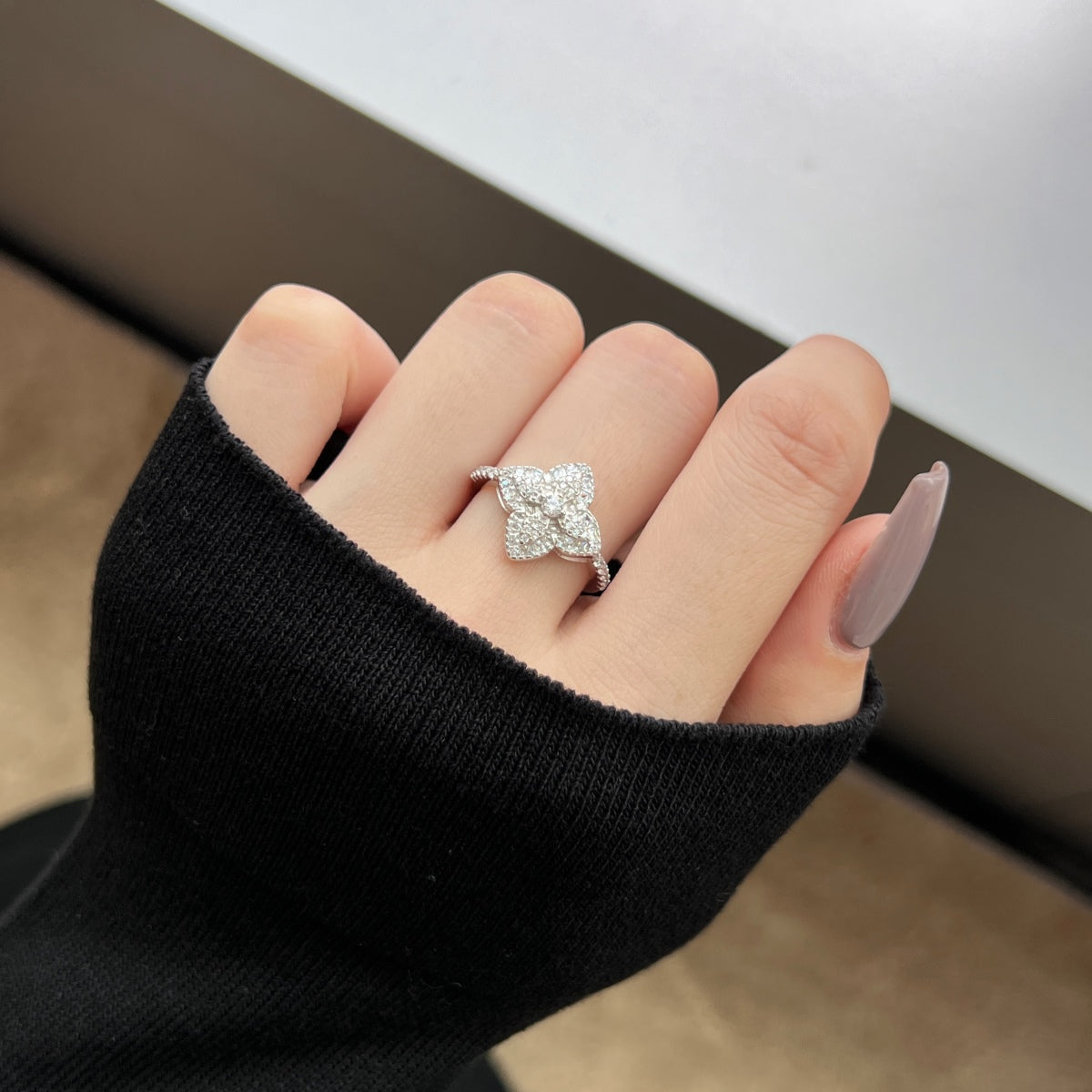 [Royal Jewellery]Luxurious Colorful Flower Shape Banquet Ring