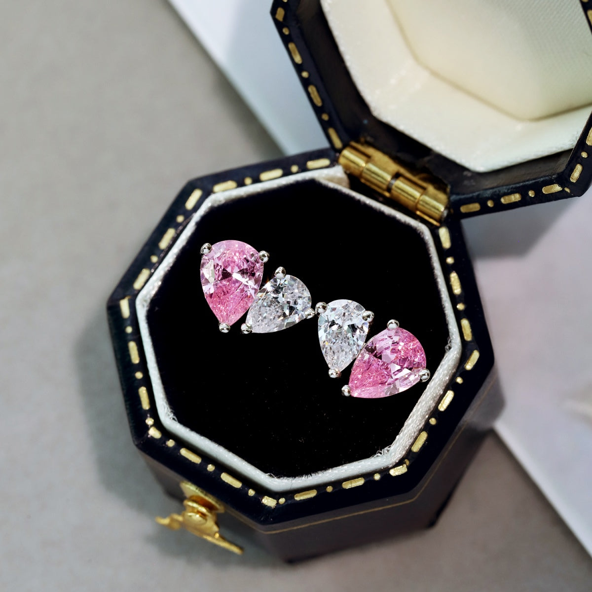 [Royal Jewellery]Dazzling Elegant Heart Cut Lover Earrings