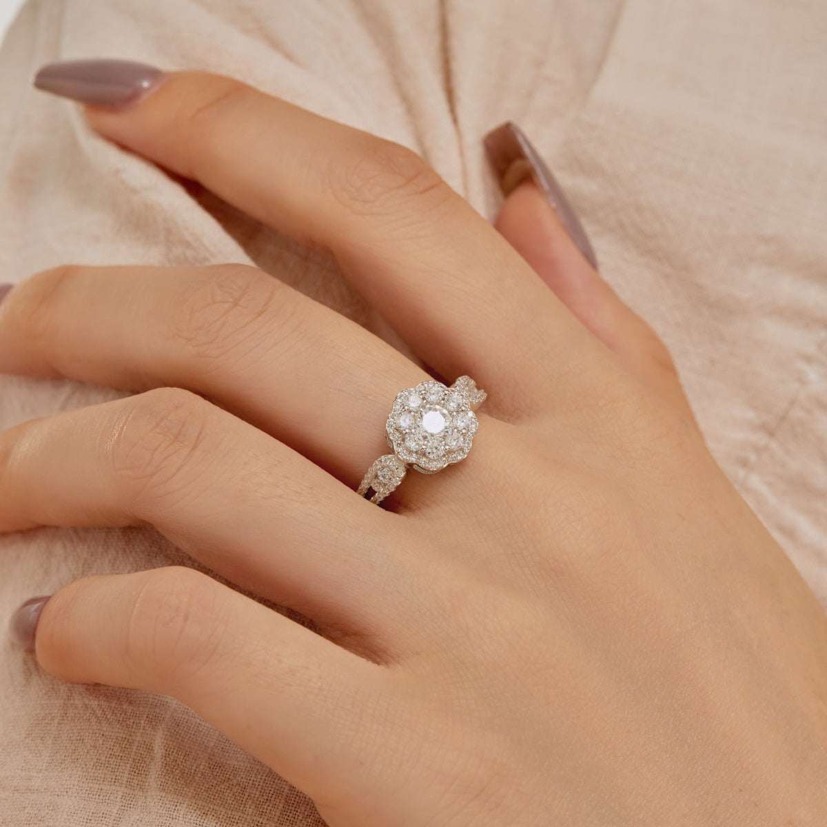 [Royal Jewellery]Delicate Colorful Round Cut Flower Shape Wedding Ring