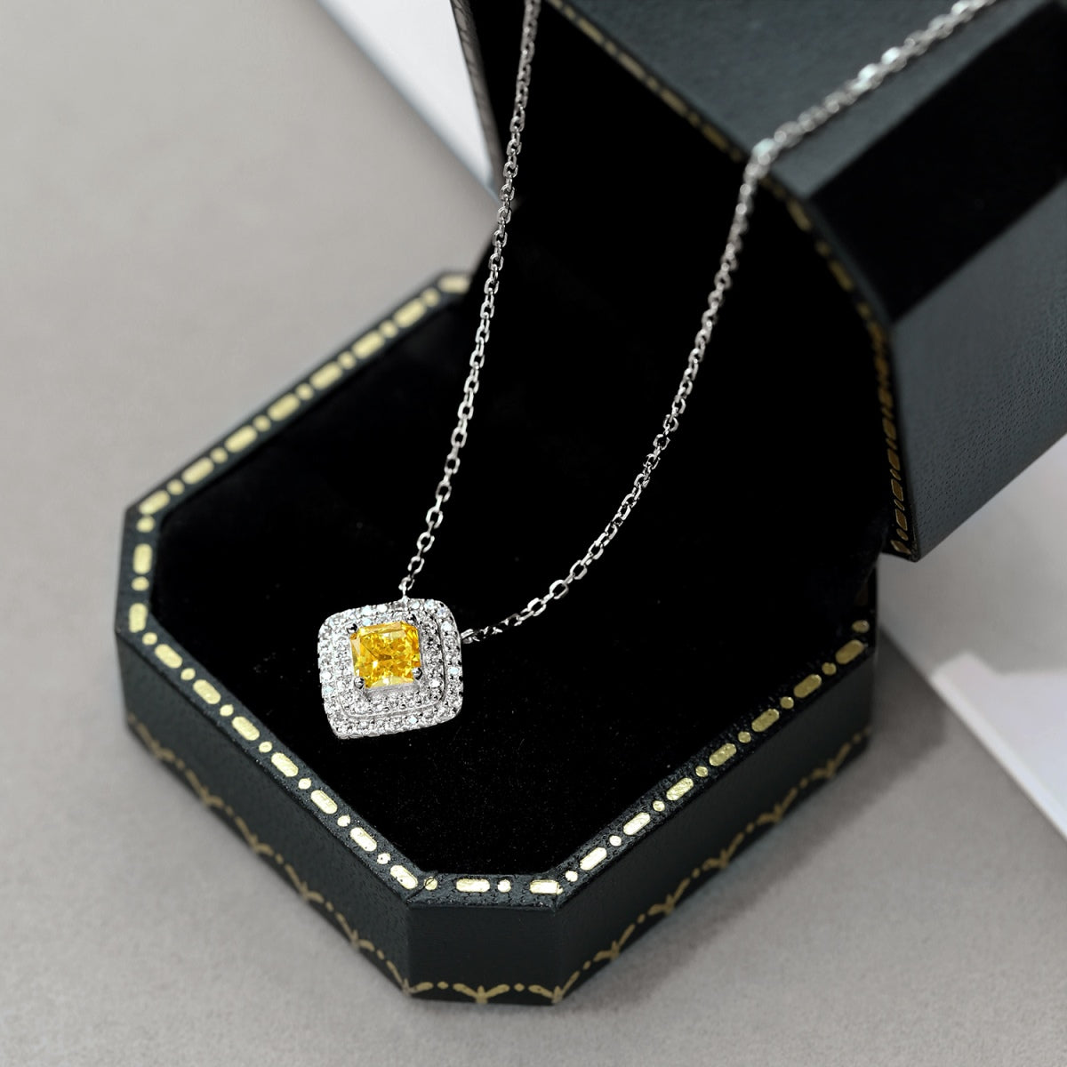 [Royal Jewellery]Sparkling Asscher Cut Necklace