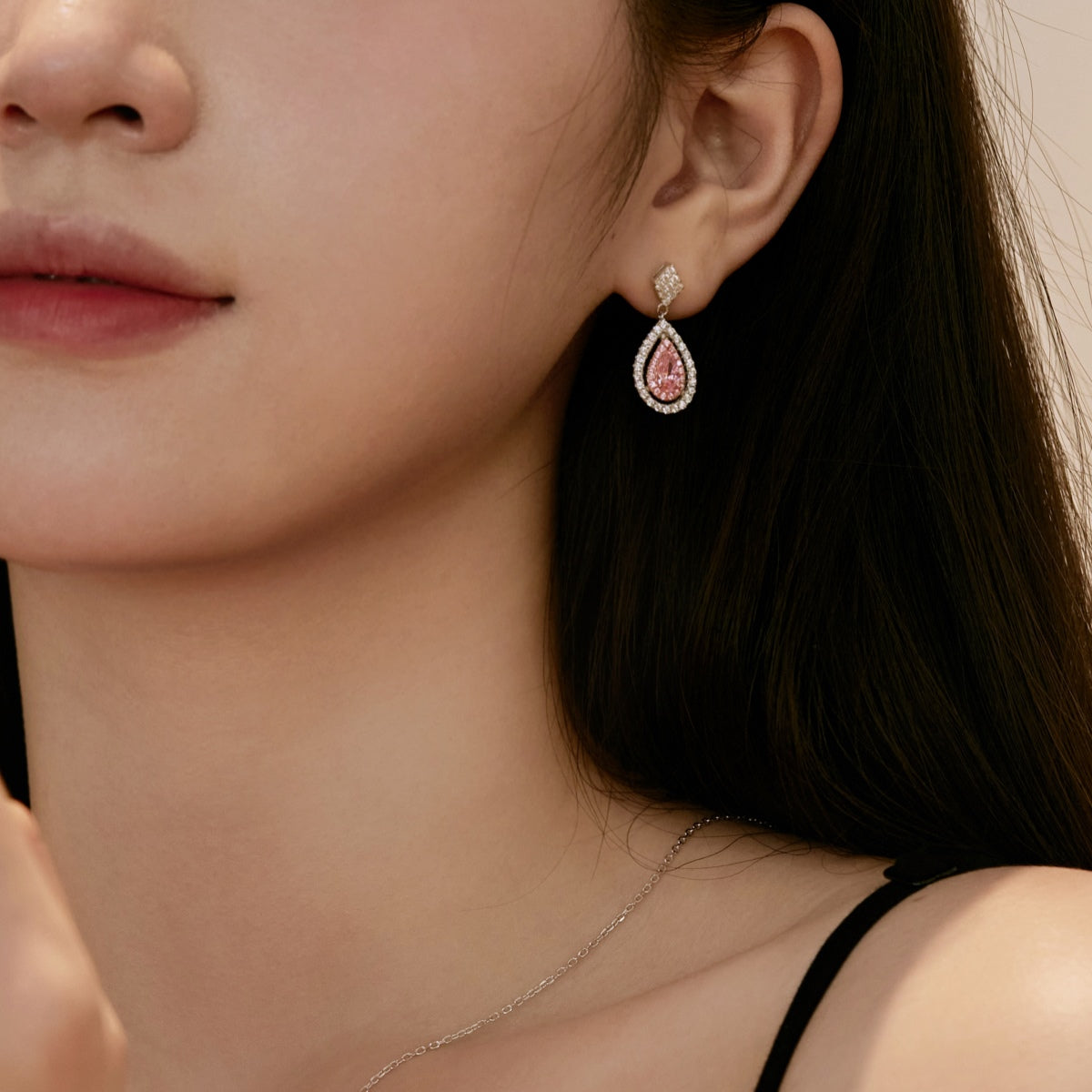 [Royal Jewellery]Ornate Delicate Water Drop Shape Banquet Earrings