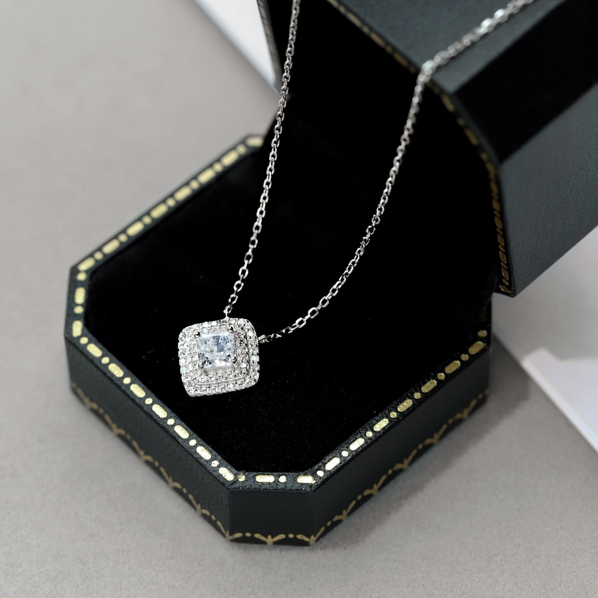 [Royal Jewellery]Sparkling Asscher Cut Necklace