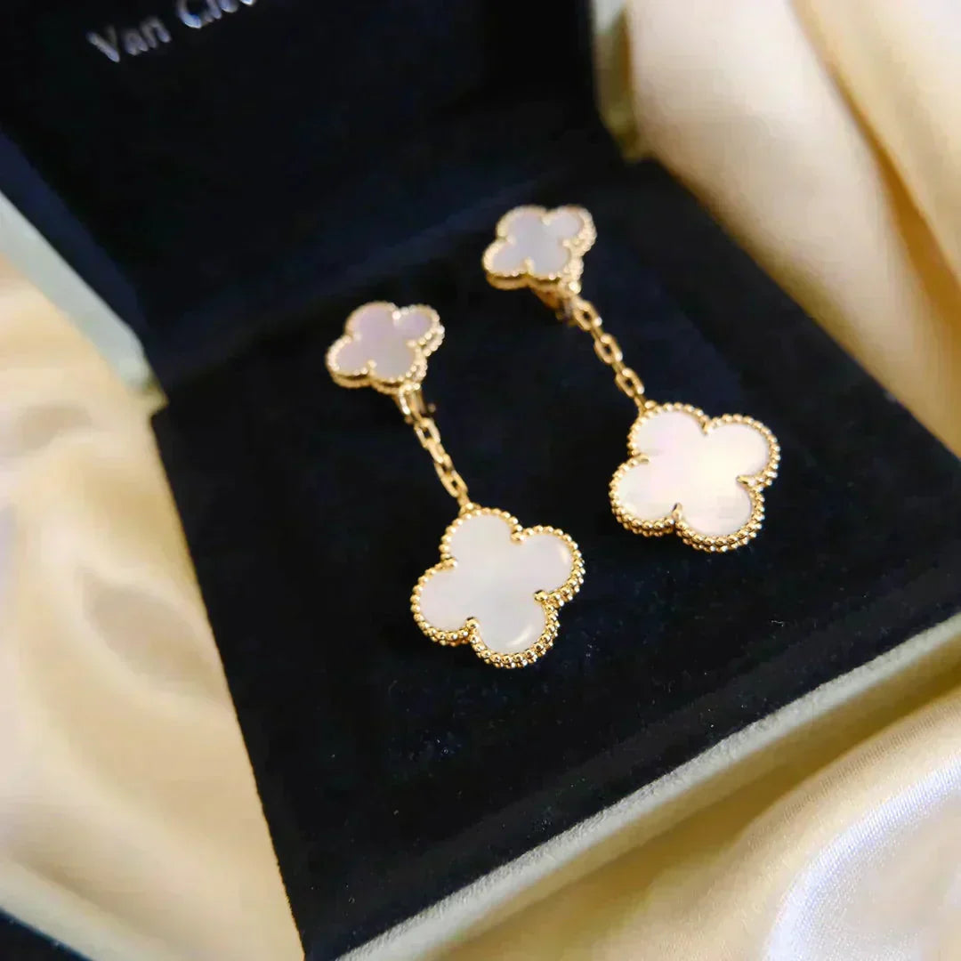 [ROYAL]CLOVER 2 MOTIF WHITE MOP EARRINGS