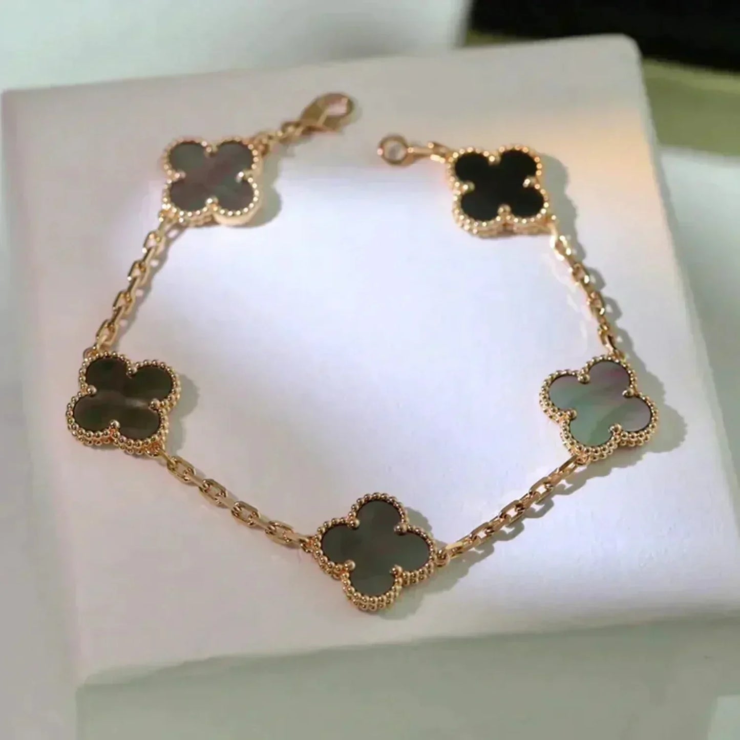 [Royal Jewellery]CLOVER 5 MOTIF GRAY MOP  BRACELET