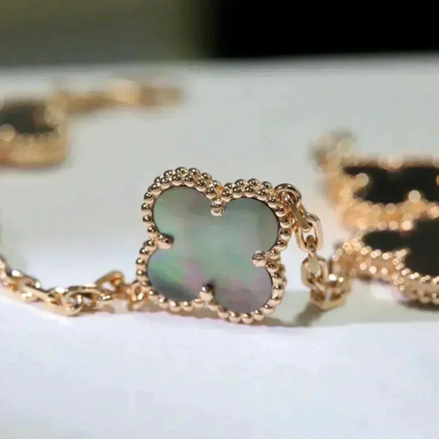 [Royal Jewellery]CLOVER 5 MOTIF GRAY MOP  BRACELET