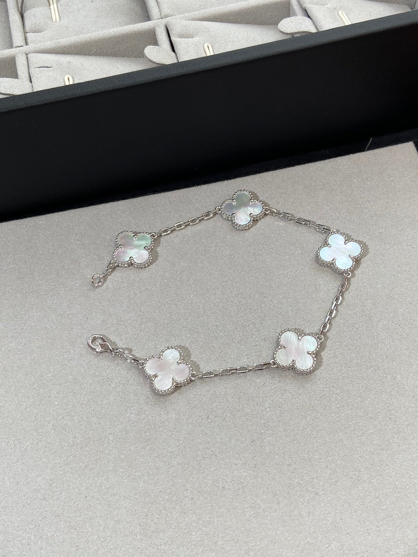 [Royal Jewellery]CLOVER SILVER MOP 5 MOTIF BRACELET
