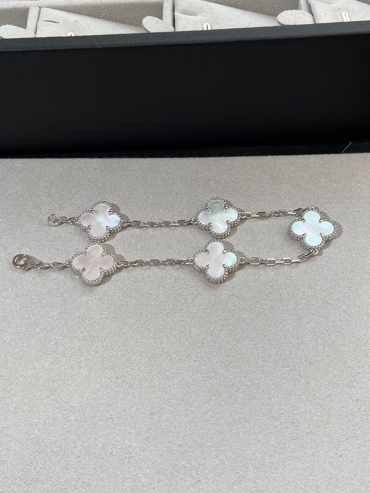 [Royal Jewellery]CLOVER WHITE PEARL MOP 5 MOTIF BRACELET COLLECTION