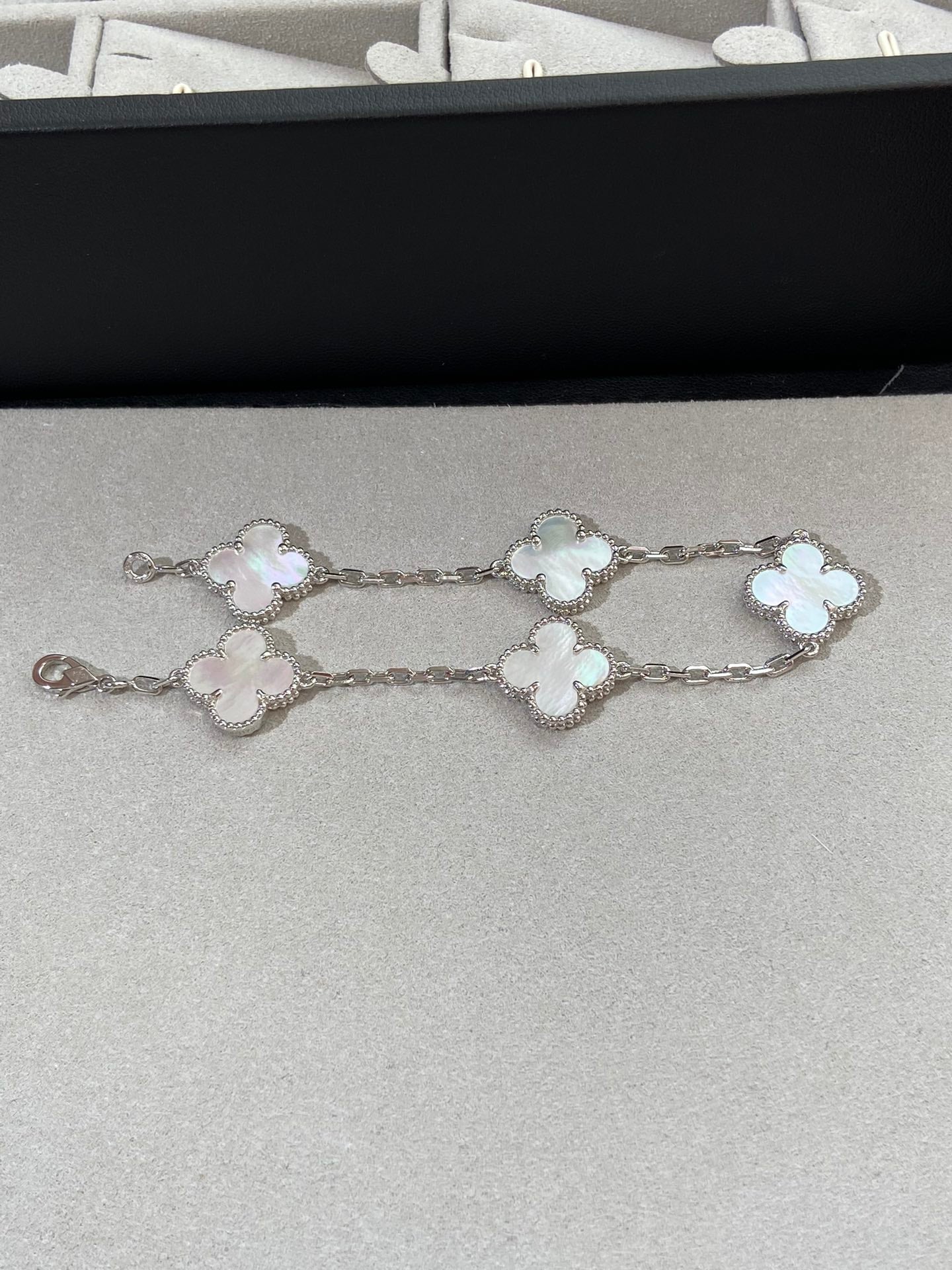 [Royal Jewellery]CLOVER SILVER MOP 5 MOTIF BRACELET