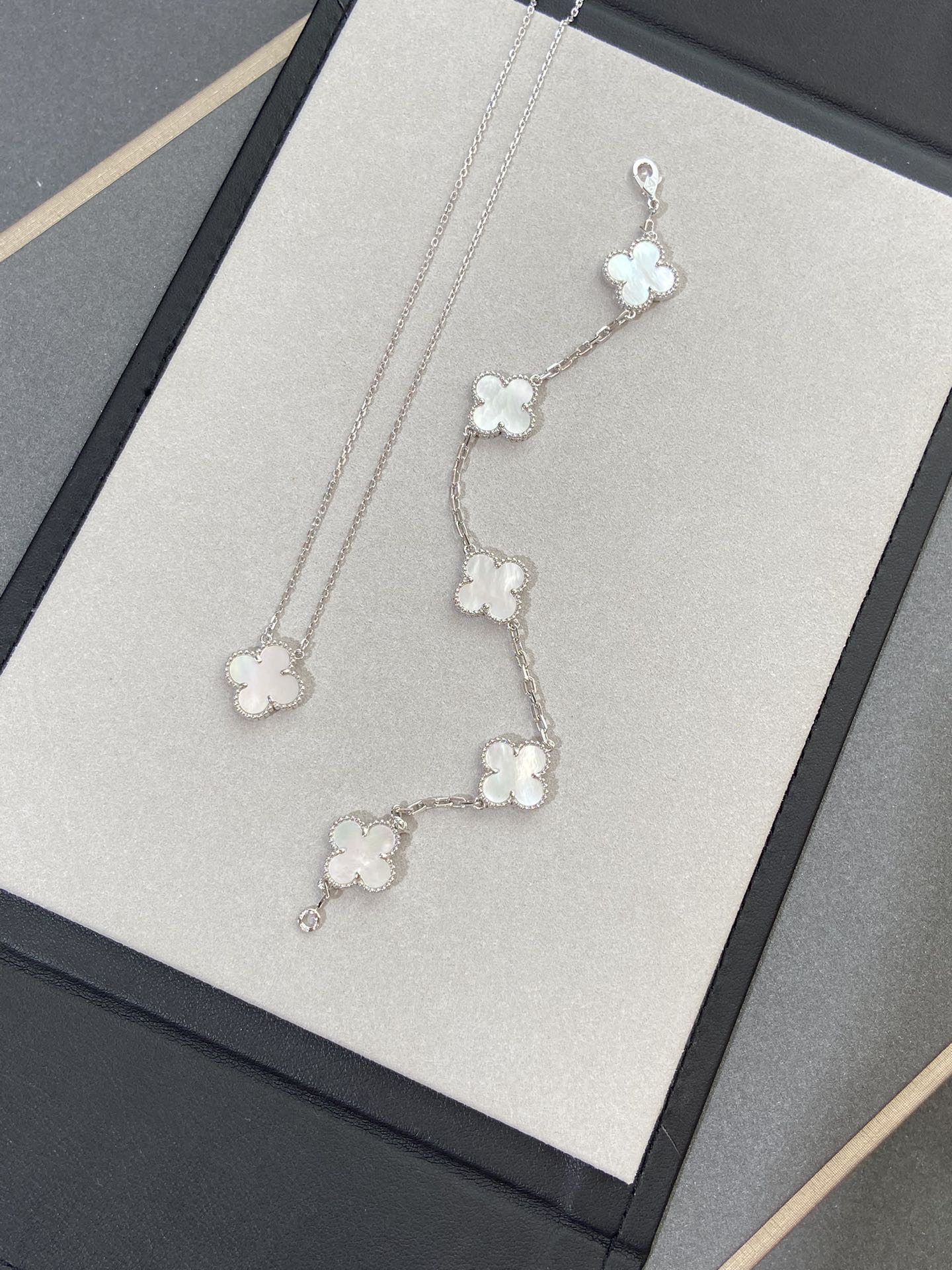 [Royal Jewellery]CLOVER WHITE PEARL MOP 5 MOTIF BRACELET COLLECTION