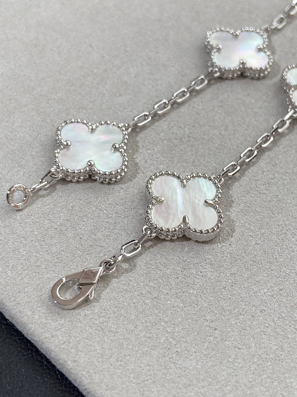 [Royal Jewellery]CLOVER WHITE PEARL MOP 5 MOTIF BRACELET COLLECTION