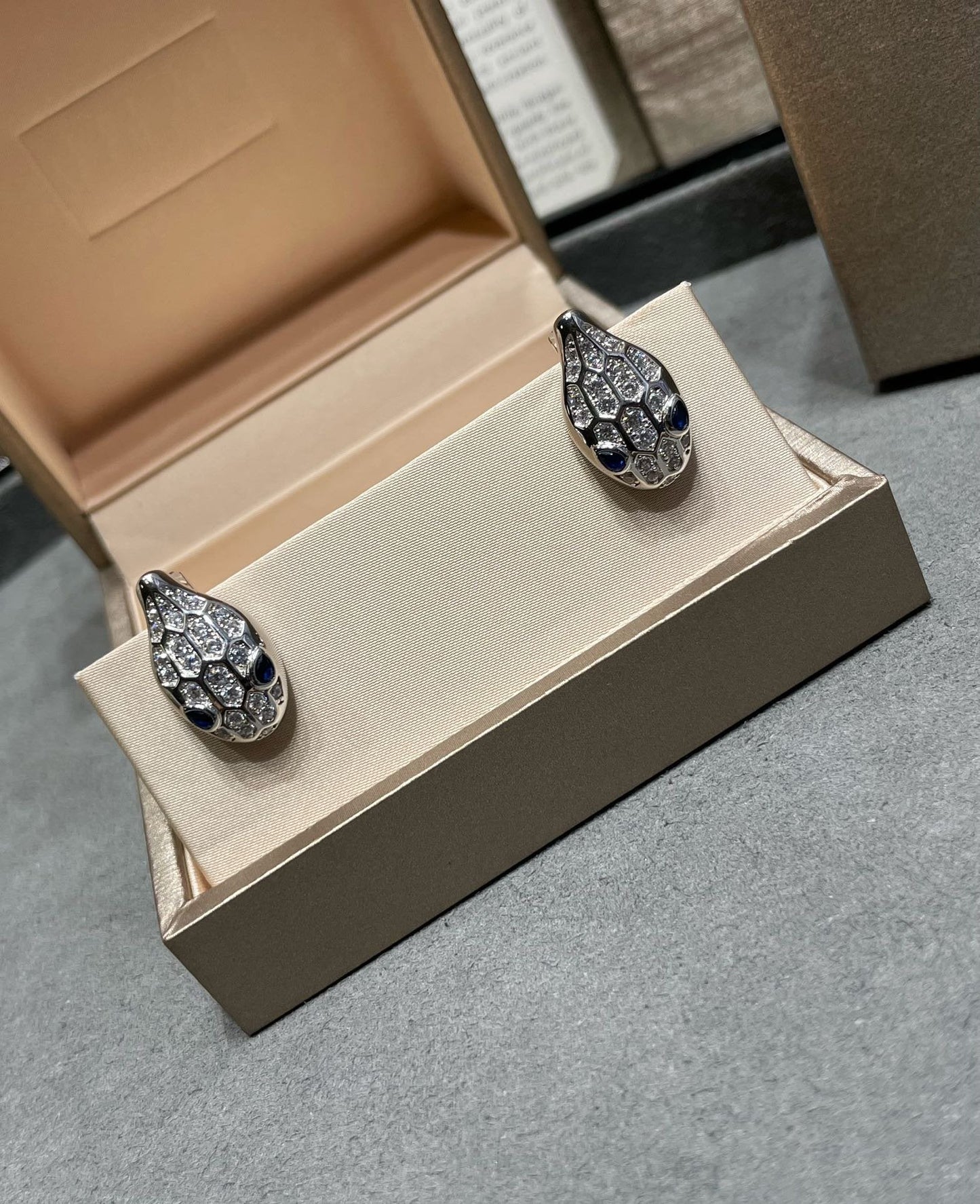 [ROYAL]SERPENT DIAMOND STUD EARRINGS