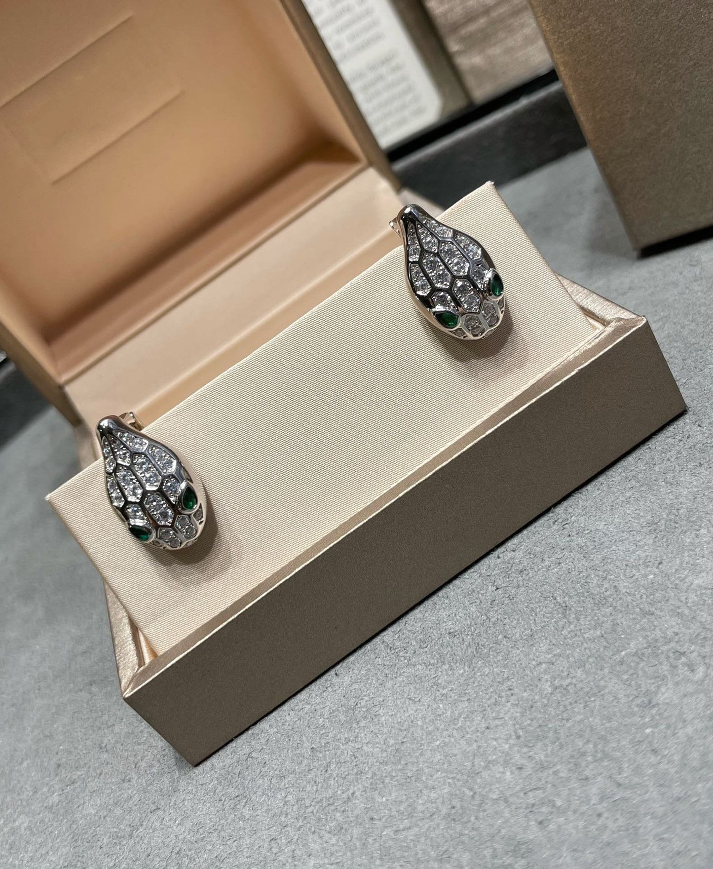 [ROYAL]SERPENT DIAMOND STUD EARRINGS