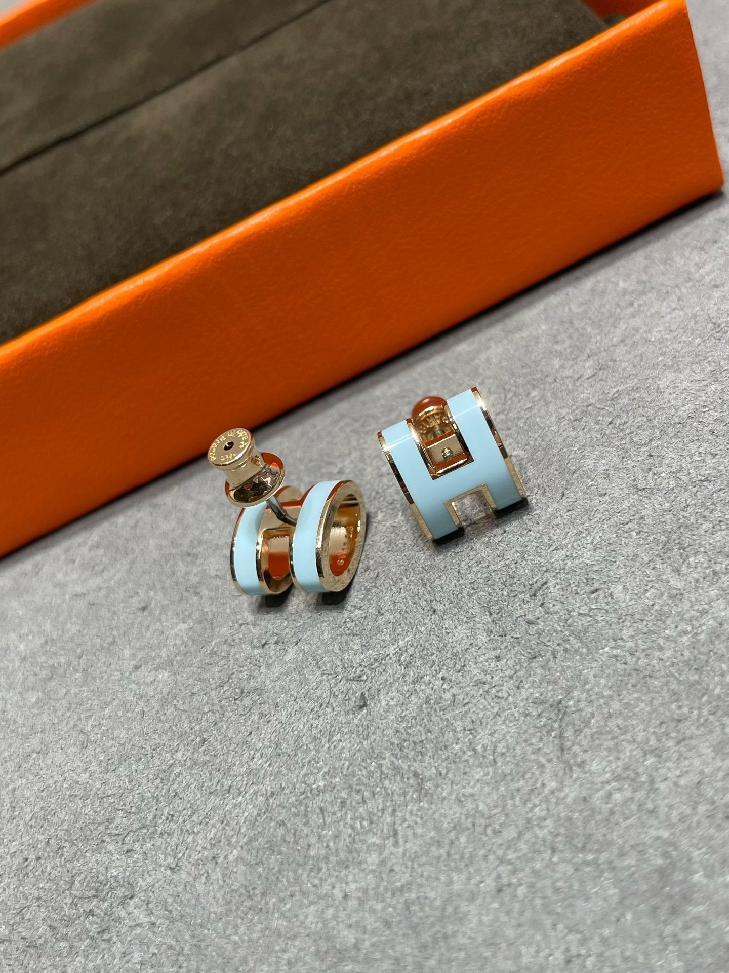 [ROYAL]POP H SKY BLUE STUD EARRINGS