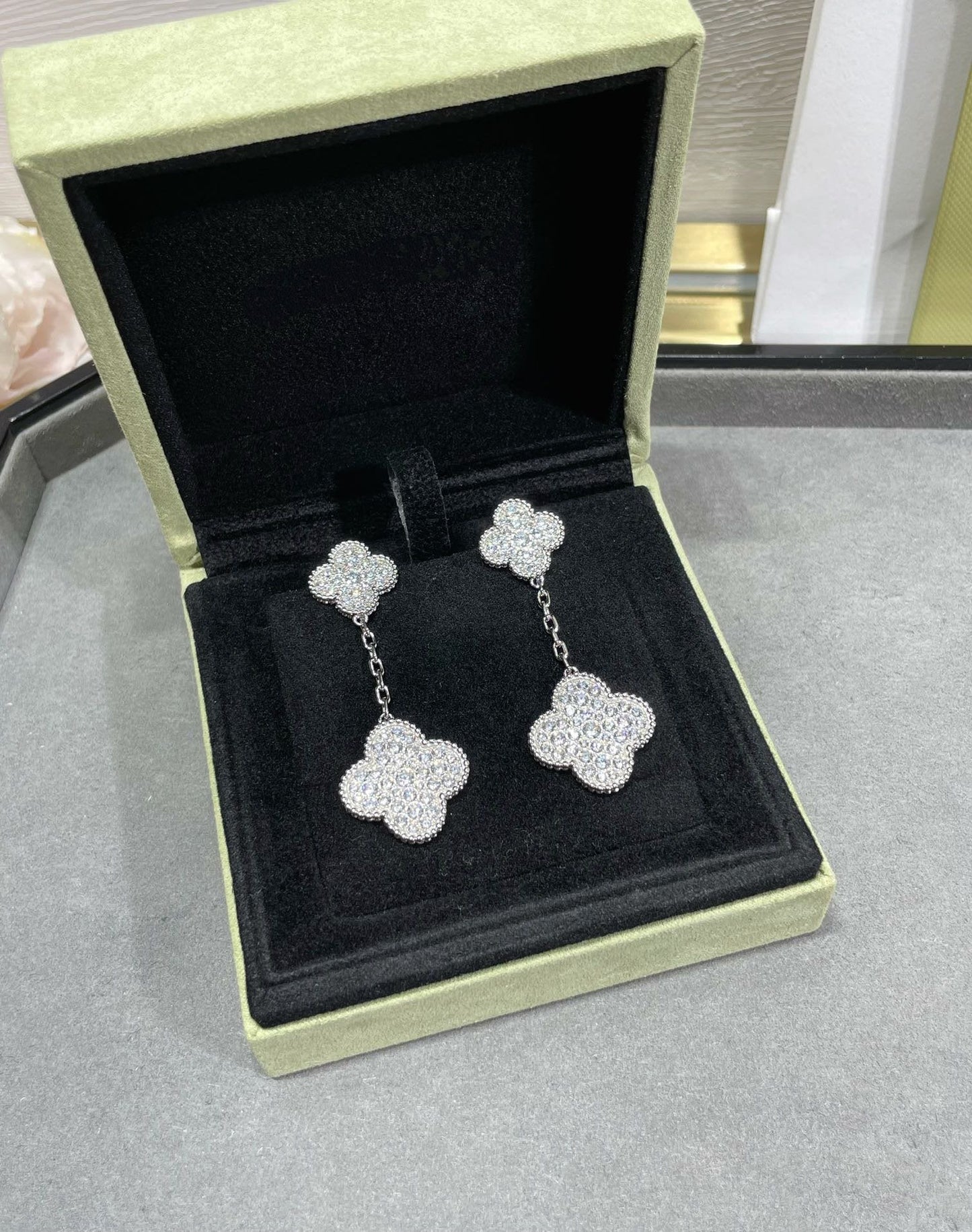 [ROYAL]CLOVER 2 MOTIFS DIAMOND PAVED SILVER EARRINGS