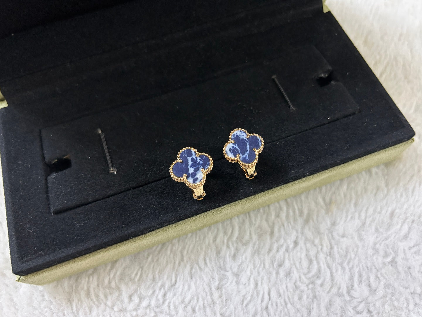 [ROYAL]CLOVER PIETERSITE MEDIUM STUD EARRINGS