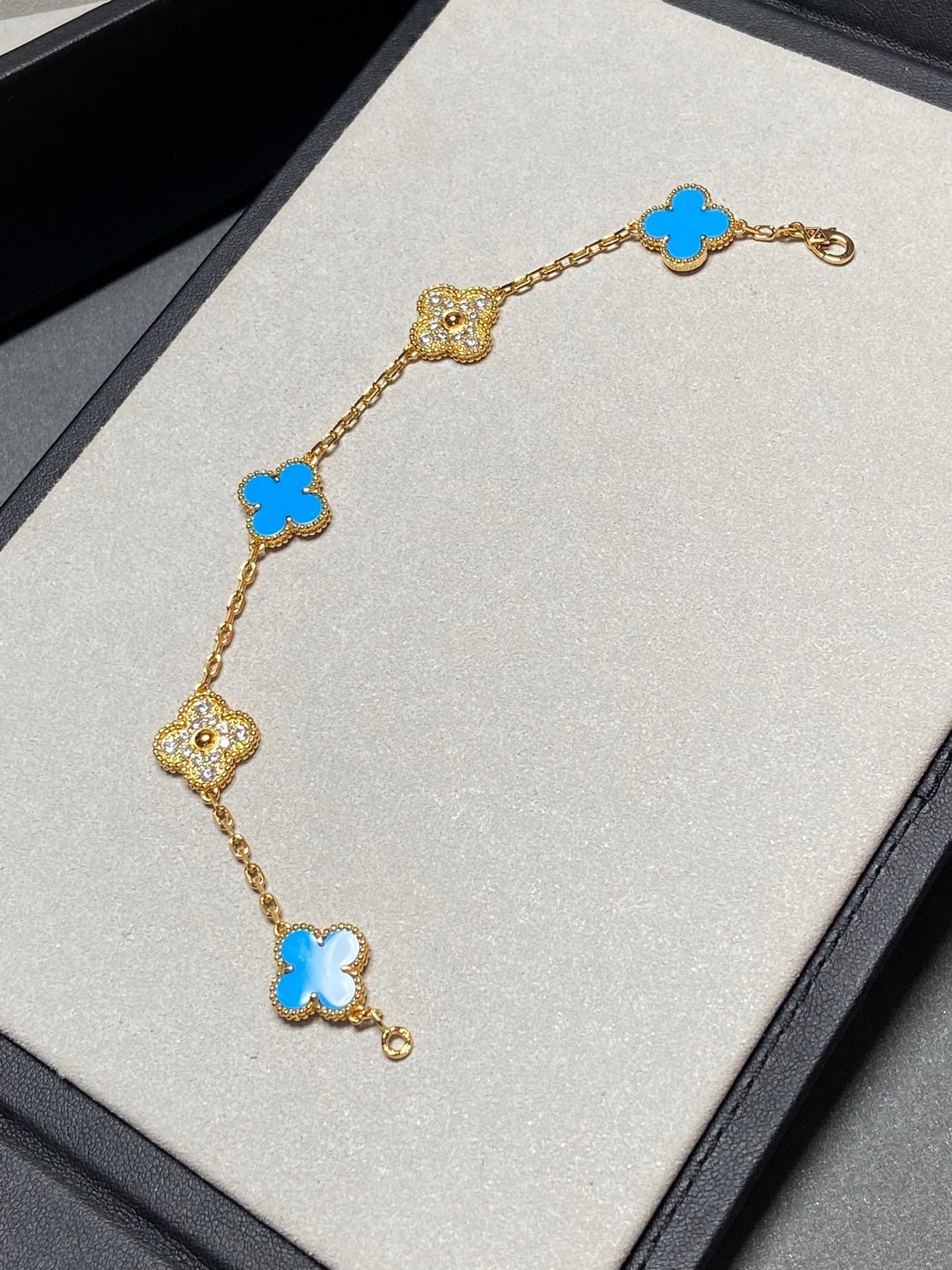 [Royal Jewellery]CLOVER 5 MOTIF BLUE CHALCEDONY DIAMOND GOLD BRACELET