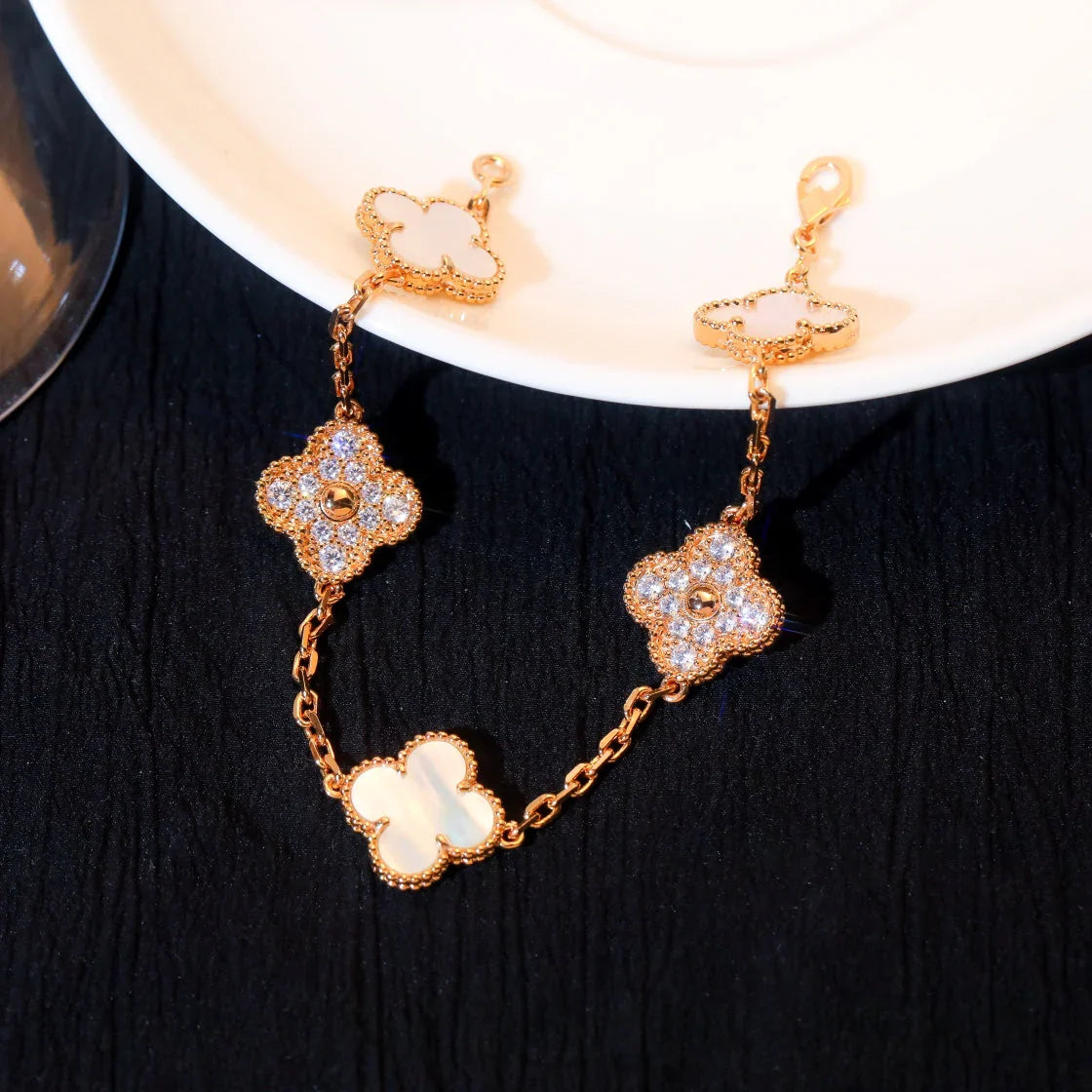 [Royal Jewellery]CLOVER WHITE PEARL MOP 5 MOTIF BRACELET COLLECTION