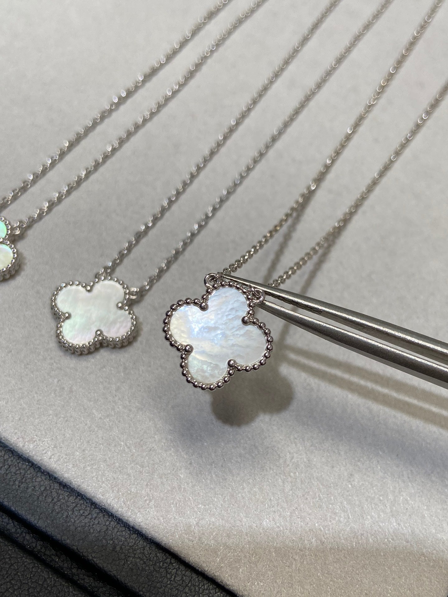 [ROYAL]CLOVER MEDIUM SILVER WHITE MOP NECKLACE