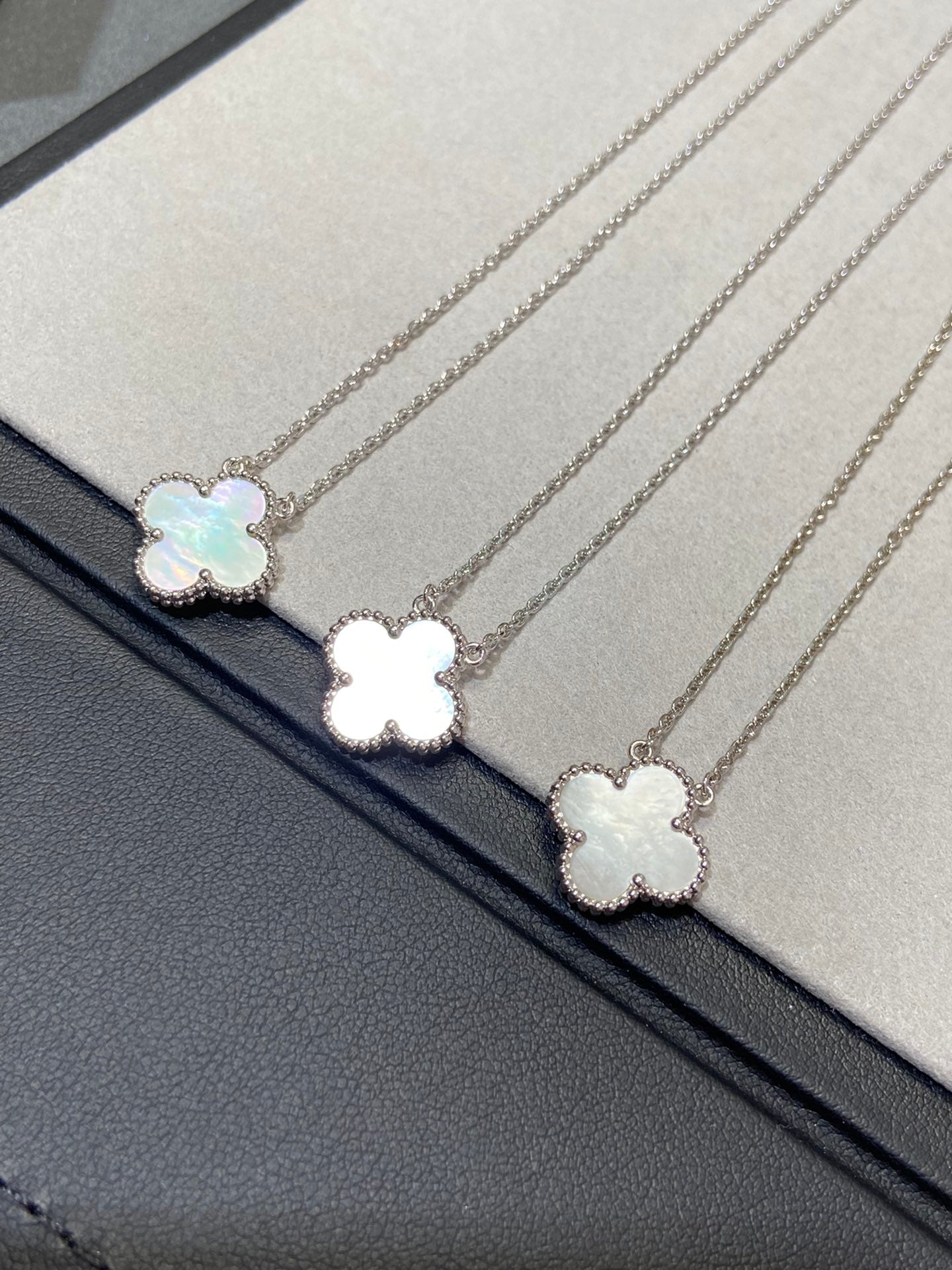 [ROYAL]CLOVER MEDIUM SILVER WHITE MOP NECKLACE