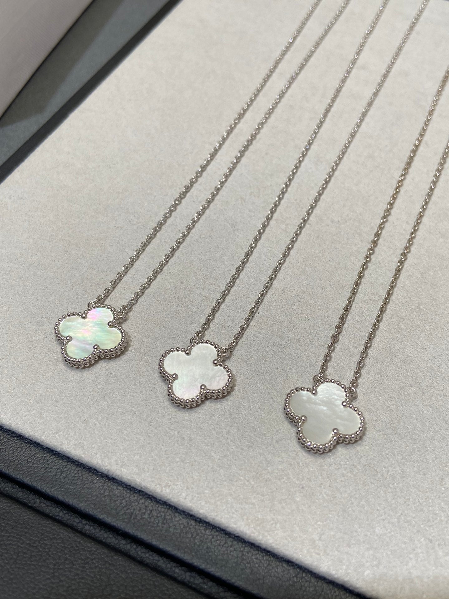 [ROYAL]CLOVER MEDIUM SILVER WHITE MOP NECKLACE