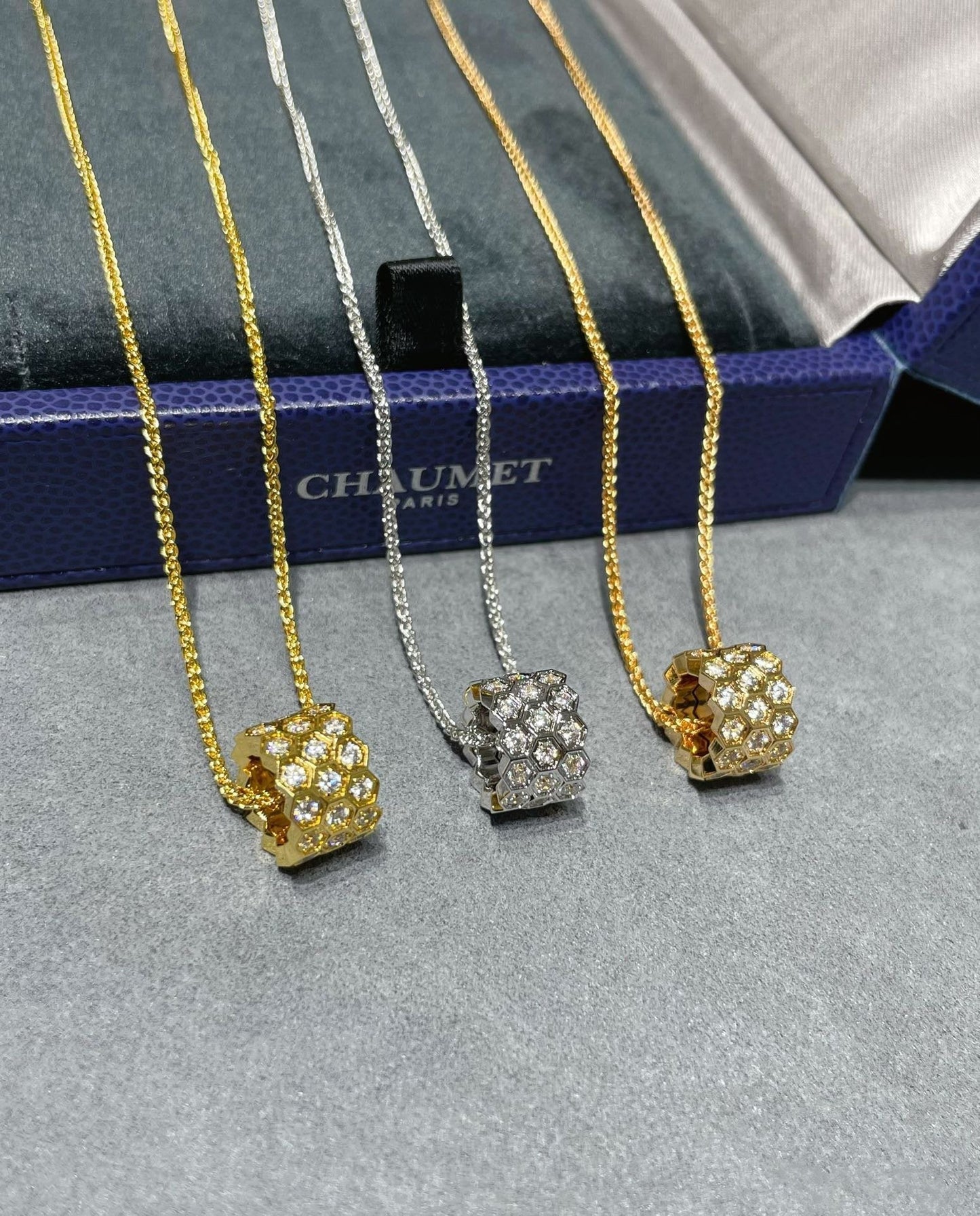 [ROYAL]BEE LOVE DIAMOND PAVED 3 ROW NECKLACE