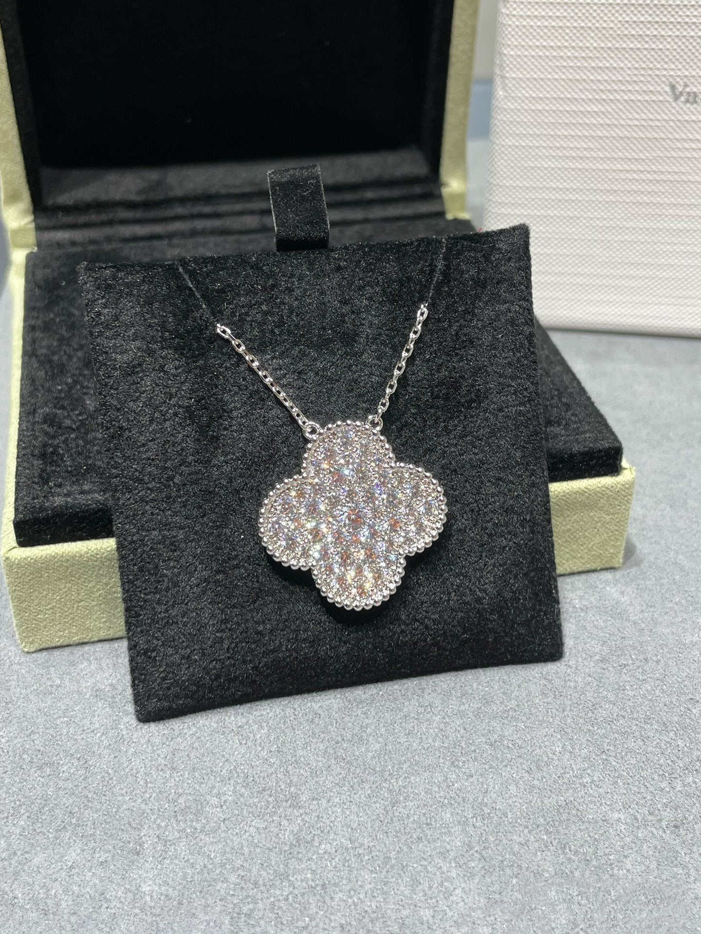 [Royal]CLOVER 25MM LARGE PENDANT DIAMOND PAVED SILVER NECKLACE