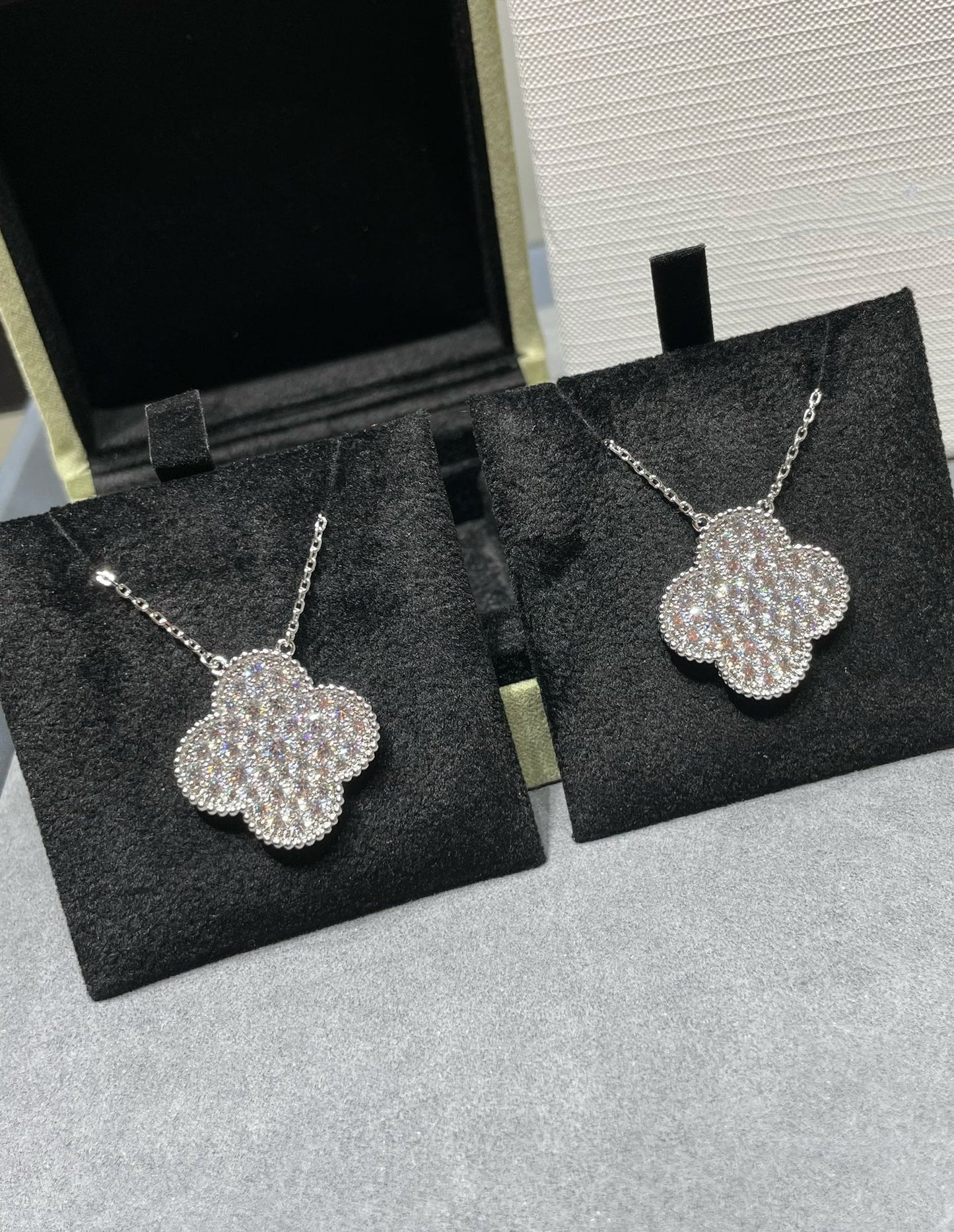 [Royal]CLOVER 25MM LARGE PENDANT DIAMOND PAVED SILVER NECKLACE