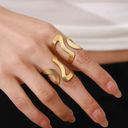 {"Royal&Vicky":"[Royal&Vicky]","Vivi Twisted Band Gold Ring":"Vivi ツイストバンド ゴールドリング"}