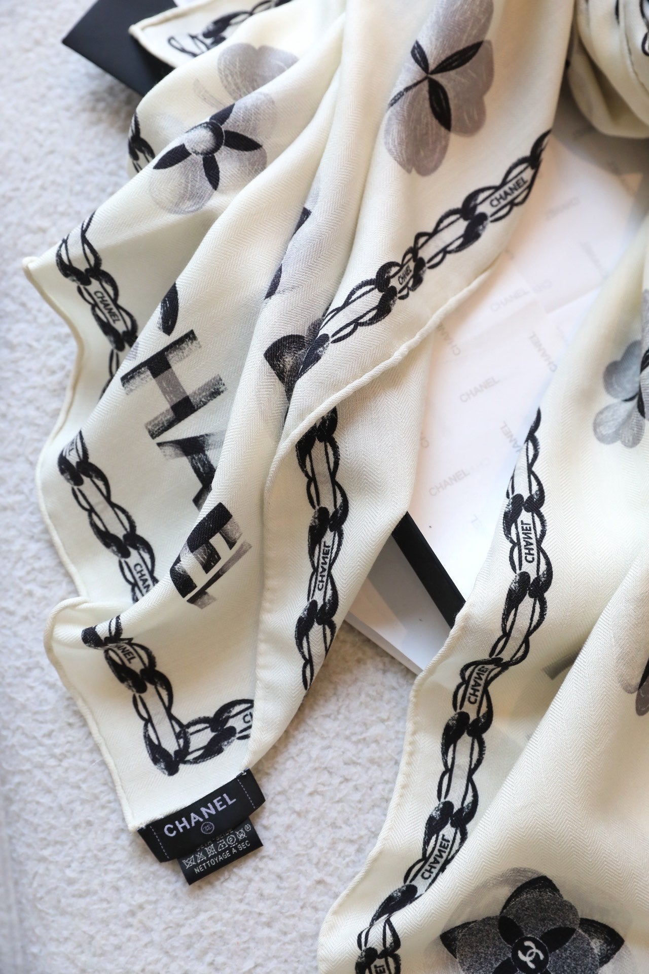 SCARF 180 CM IN WHITE FLOWER MONOGRAM SILK AND CASHMERE 401133