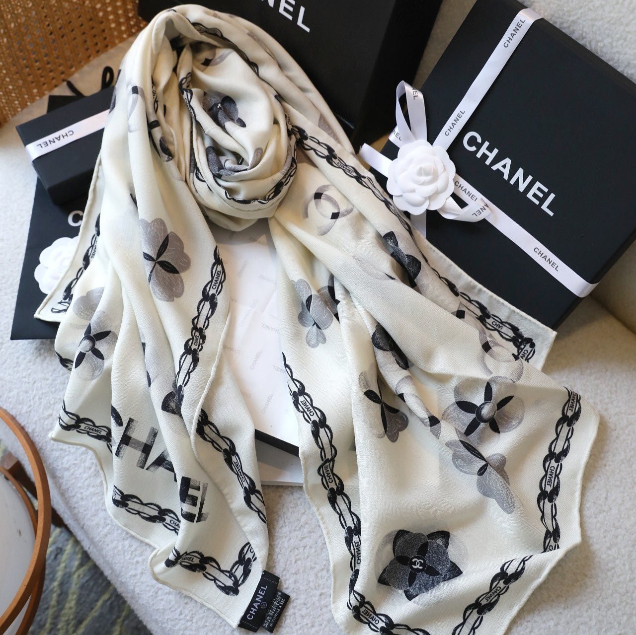 SCARF 180 CM IN WHITE FLOWER MONOGRAM SILK AND CASHMERE 401133