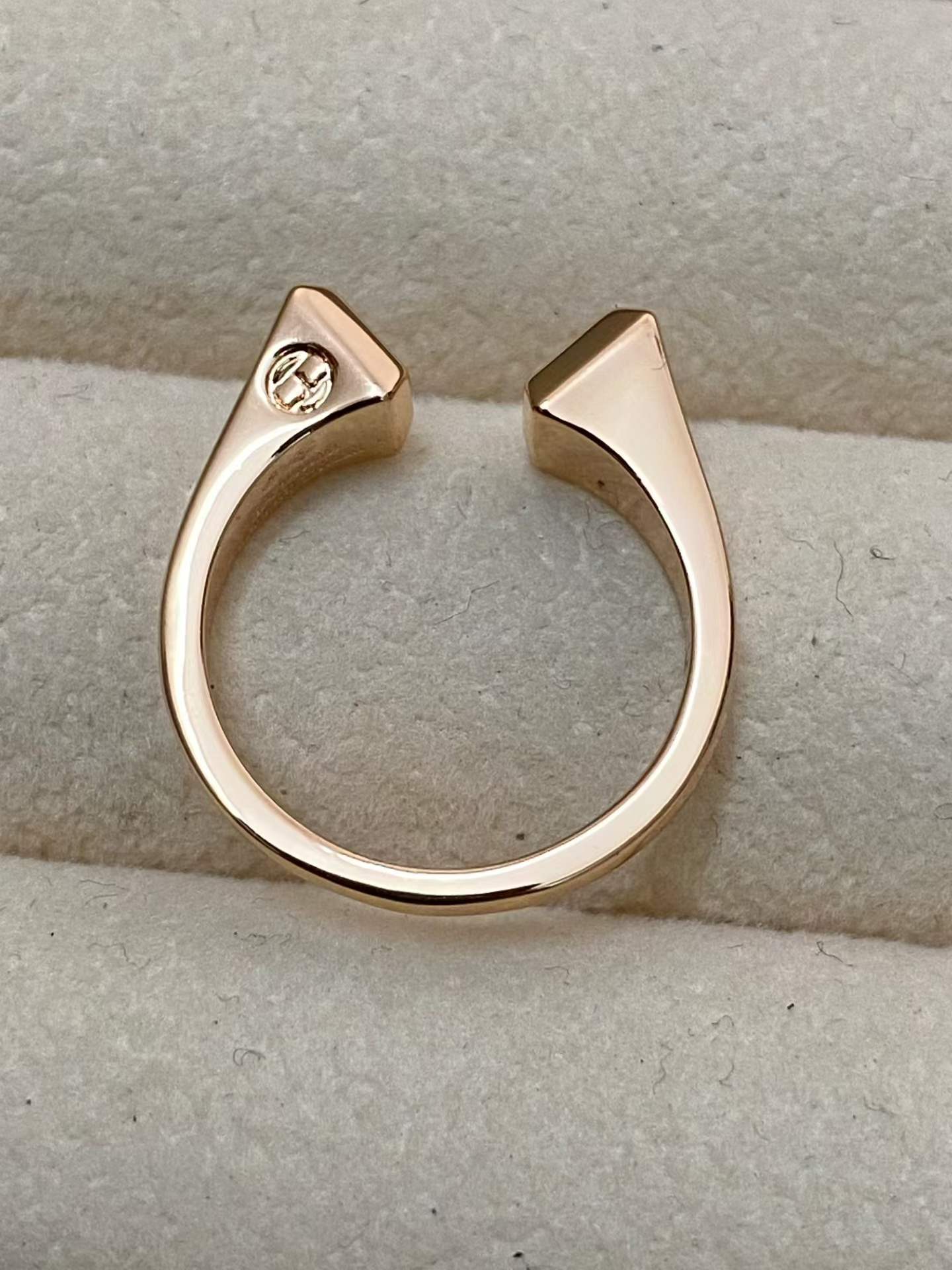 [Royal Jewellery]THE CONE RIVET RING IS OPEN AND ONE SIZE FITS ALL