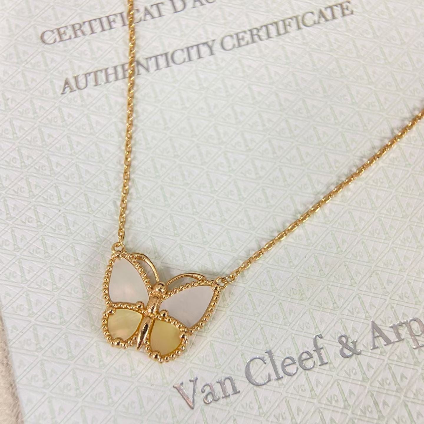 [Royal Jewellery]NEW ROSE GOLD WHITE MOTHER OF PEARL BUTTERFLY NECKLACE