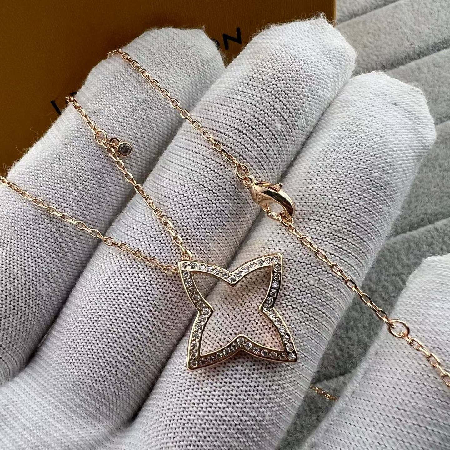 [Royal Jewellery]FOUR-LEAF CLOVER OPENWORK NECKLACE