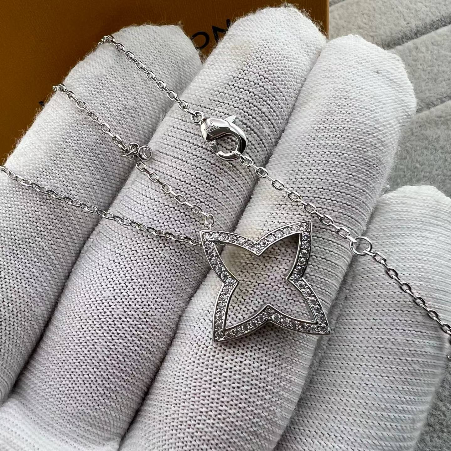 [Royal Jewellery]FOUR-LEAF CLOVER OPENWORK NECKLACE