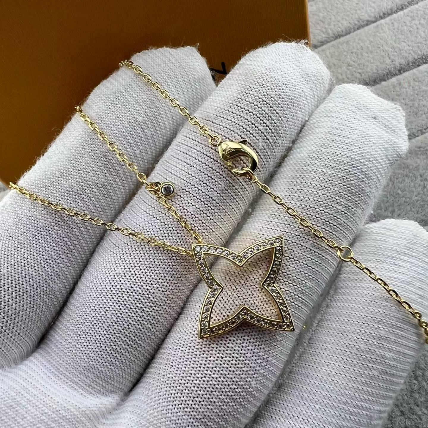 [Royal Jewellery]FOUR-LEAF CLOVER OPENWORK NECKLACE