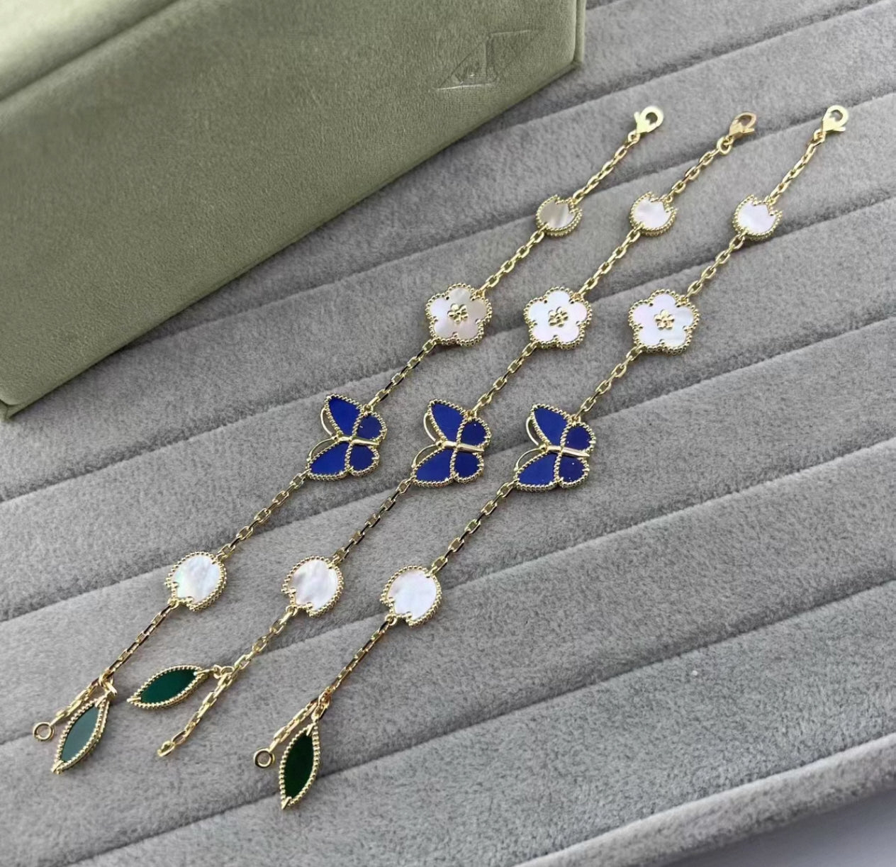 [Royal Jewellery ]LUCKY SPRING GOLD BLUESTONE WHITE MOTHER-OF-PEARL BRACELET