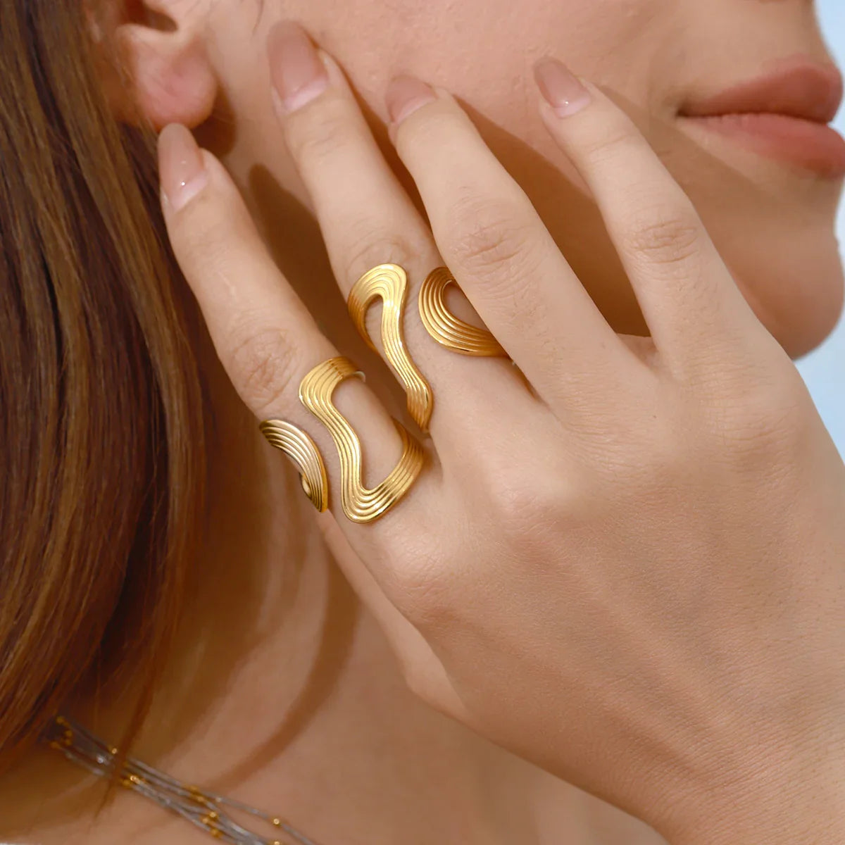 {"Royal&Vicky":"[Royal&Vicky]","Vivi Twisted Band Gold Ring":"Vivi ツイストバンド ゴールドリング"}