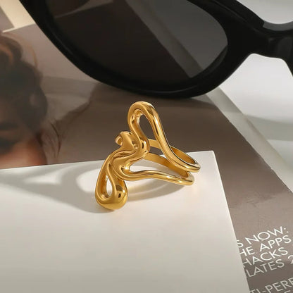 [Royal&Vicky]Corina Goldring mit Abstraktem Design