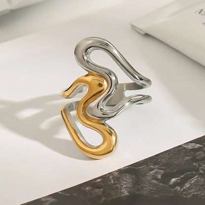 [Royal&Vicky]Corina Goldring mit Abstraktem Design