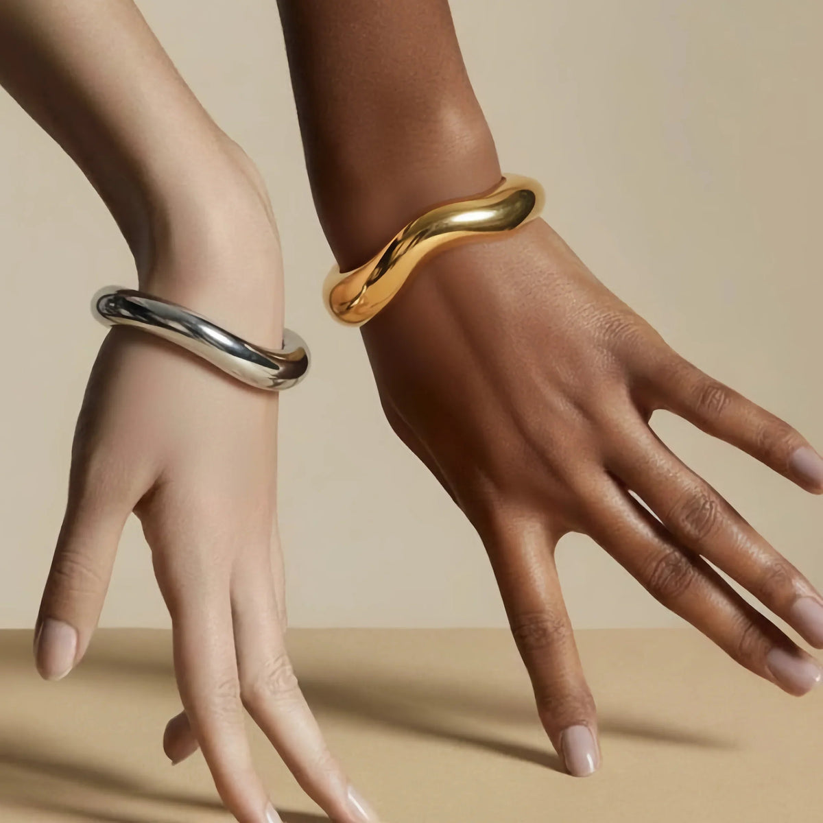 {
  "Royal&Vicky": "Royal&Vicky",
  "Zaria Asymmetrical Gold Bangle": "Zaria アシンメトリーゴールドバングル"
}