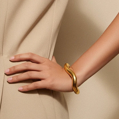 {
  "Royal&Vicky": "Royal&Vicky",
  "Zaria Asymmetrical Gold Bangle": "Zaria アシンメトリーゴールドバングル"
}