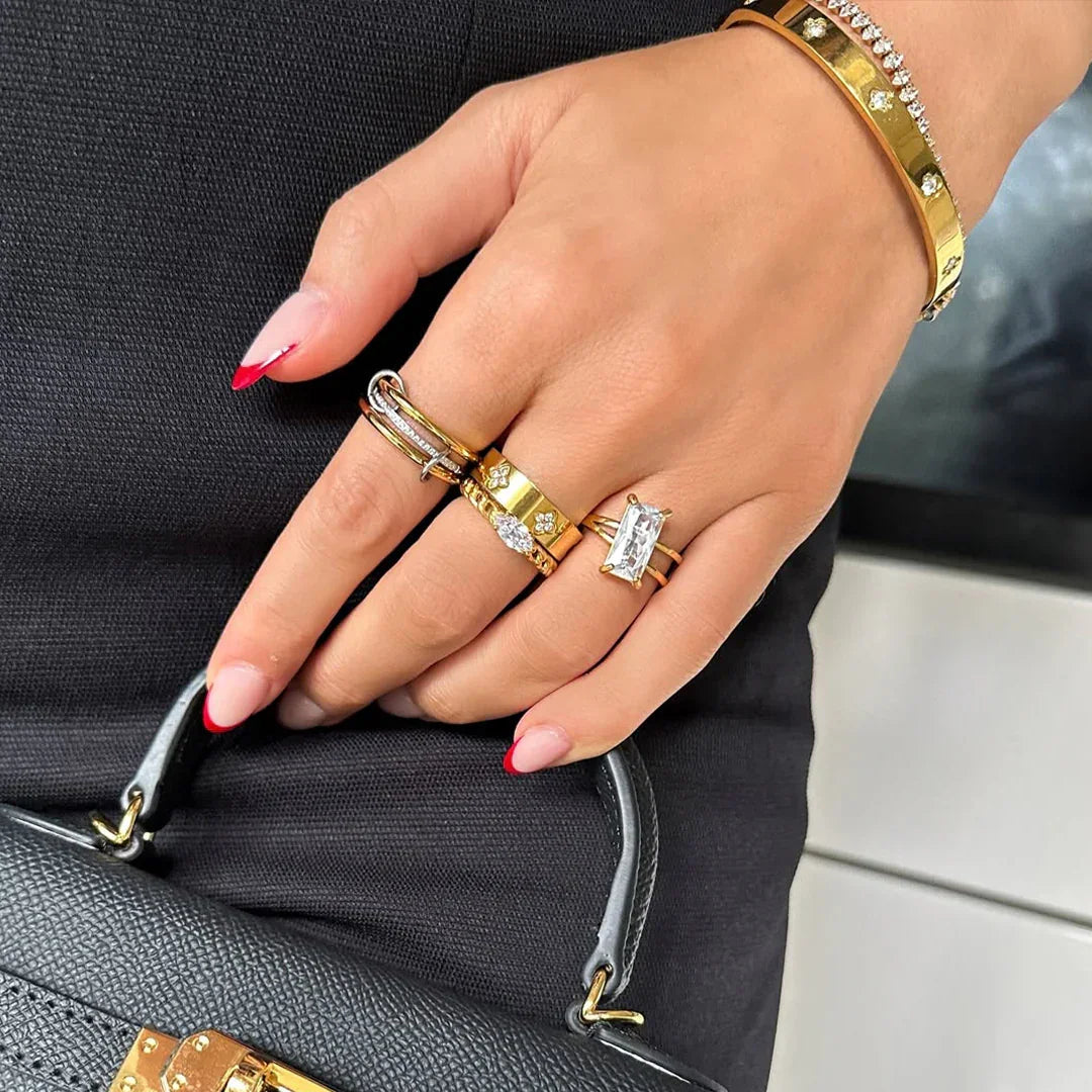 {
  "Royal&Vicky": "ロイヤル＆ヴィッキー",
  "Chastity Diamond Ring Stack": "チャスティティ ダイヤモンド リング スタック"
}
