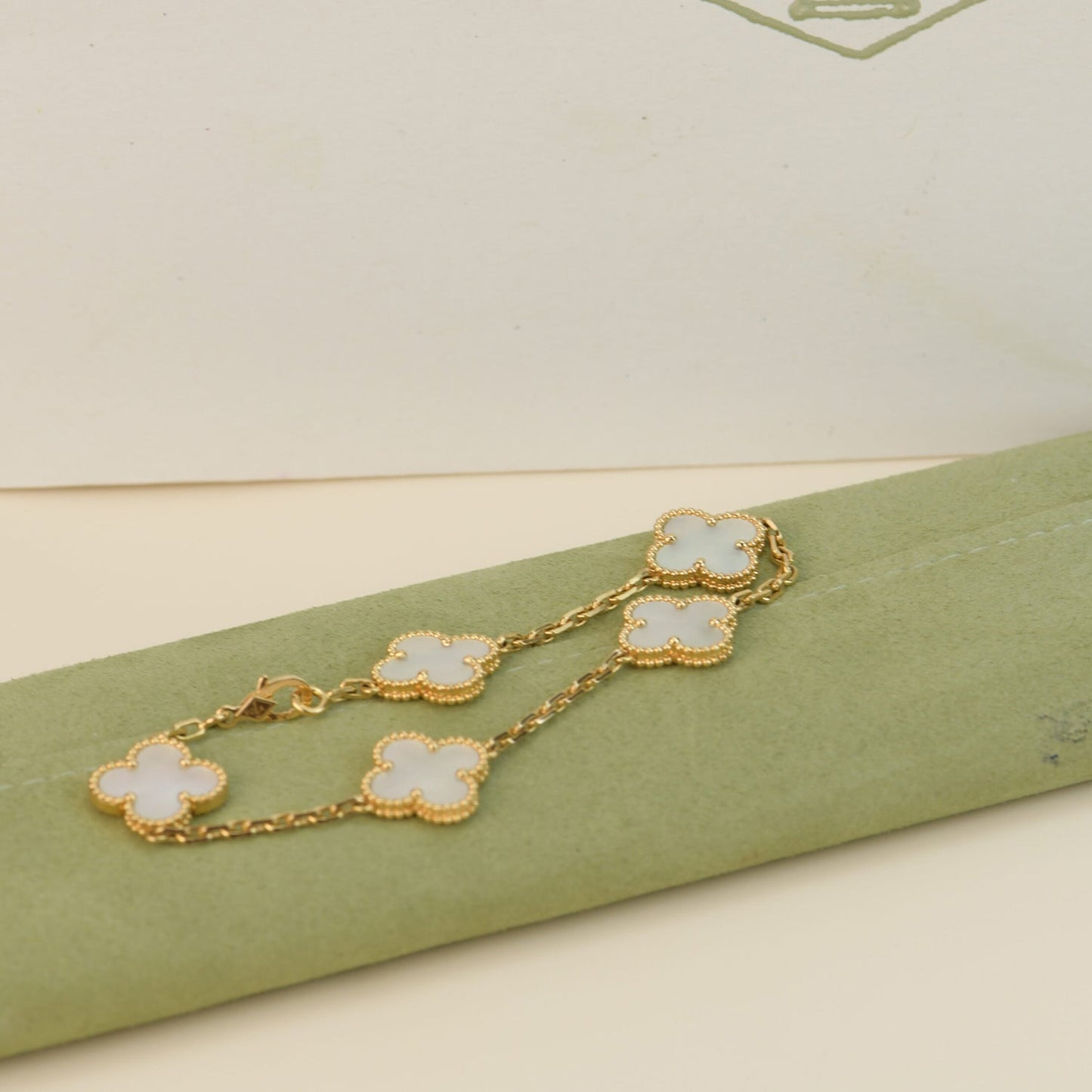 [Royal Jewellery]CLOVER  5 MOTIF WHITE MOP BRACELET