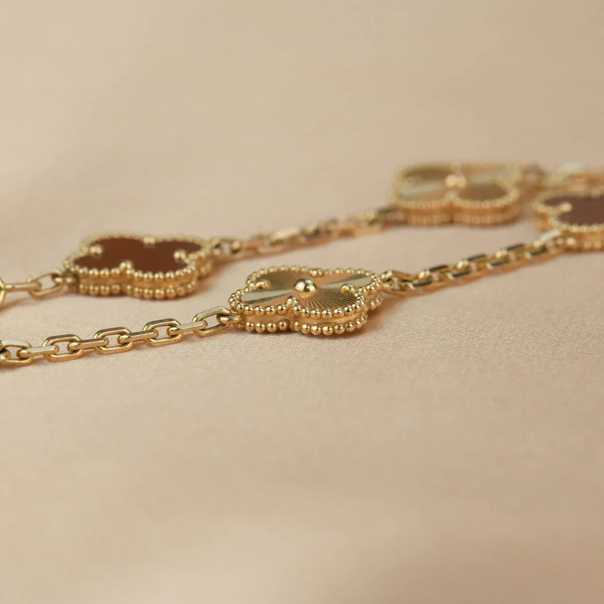 [Royal Jewellery] CLOVER 5 MOTIF RED CORNELIAN BRACELET COLLECTION