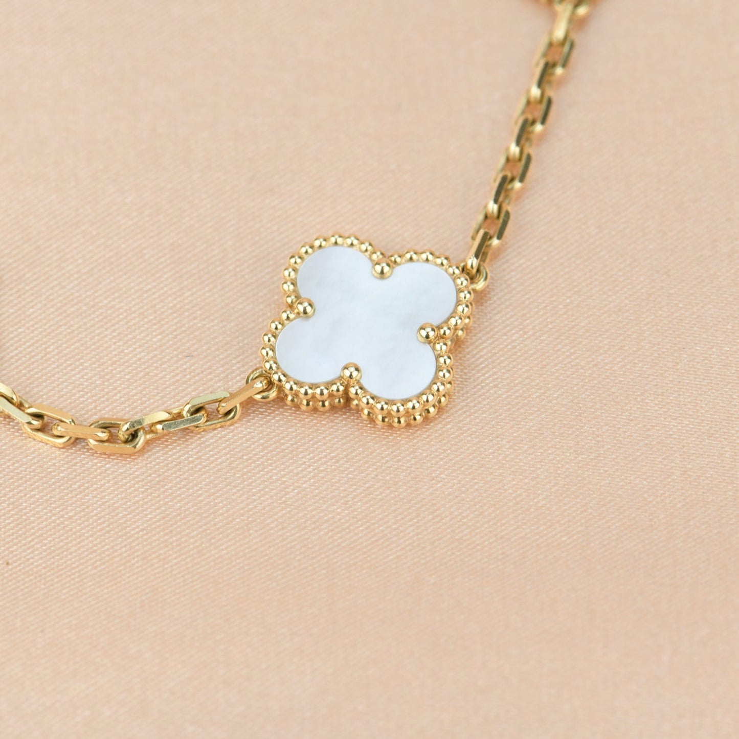 [ROYAL]CLOVER  5 MOTIF WHITE MOP BRACELET