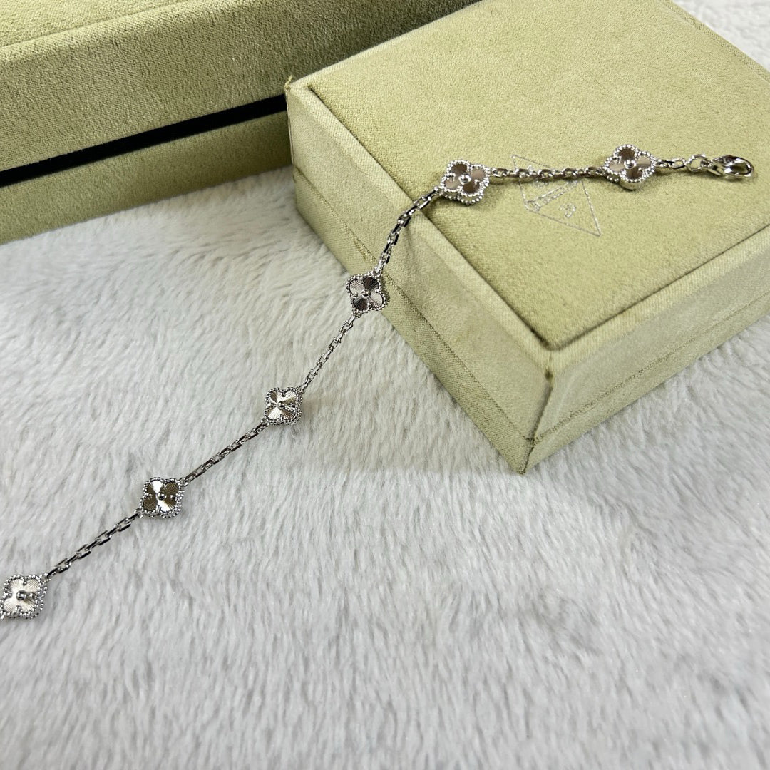 [Royal Jewellery]CLOVER 6 MOTIF DIAMOND BRACELET