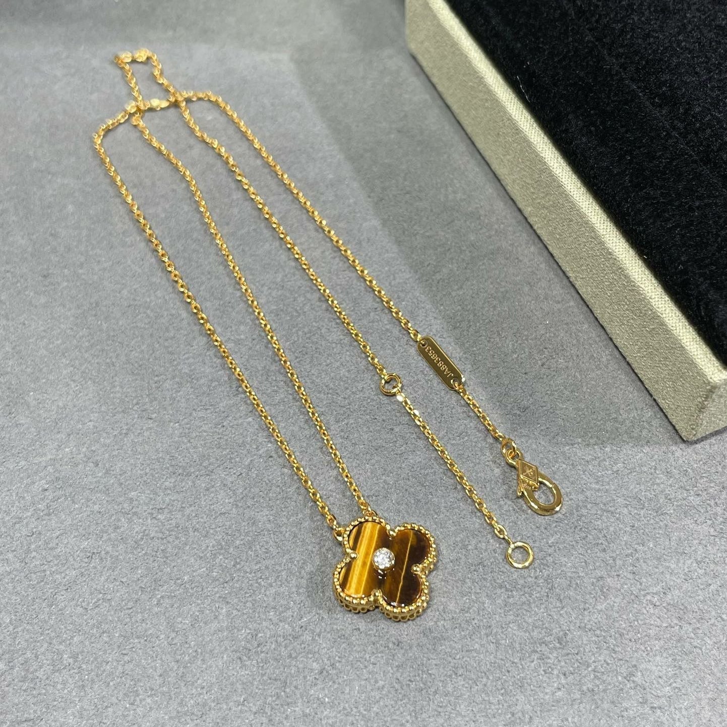 [ROYAL]CLOVER 15MM DIAMOND AND YELLOW TIGER'S EYE AGATE necklace